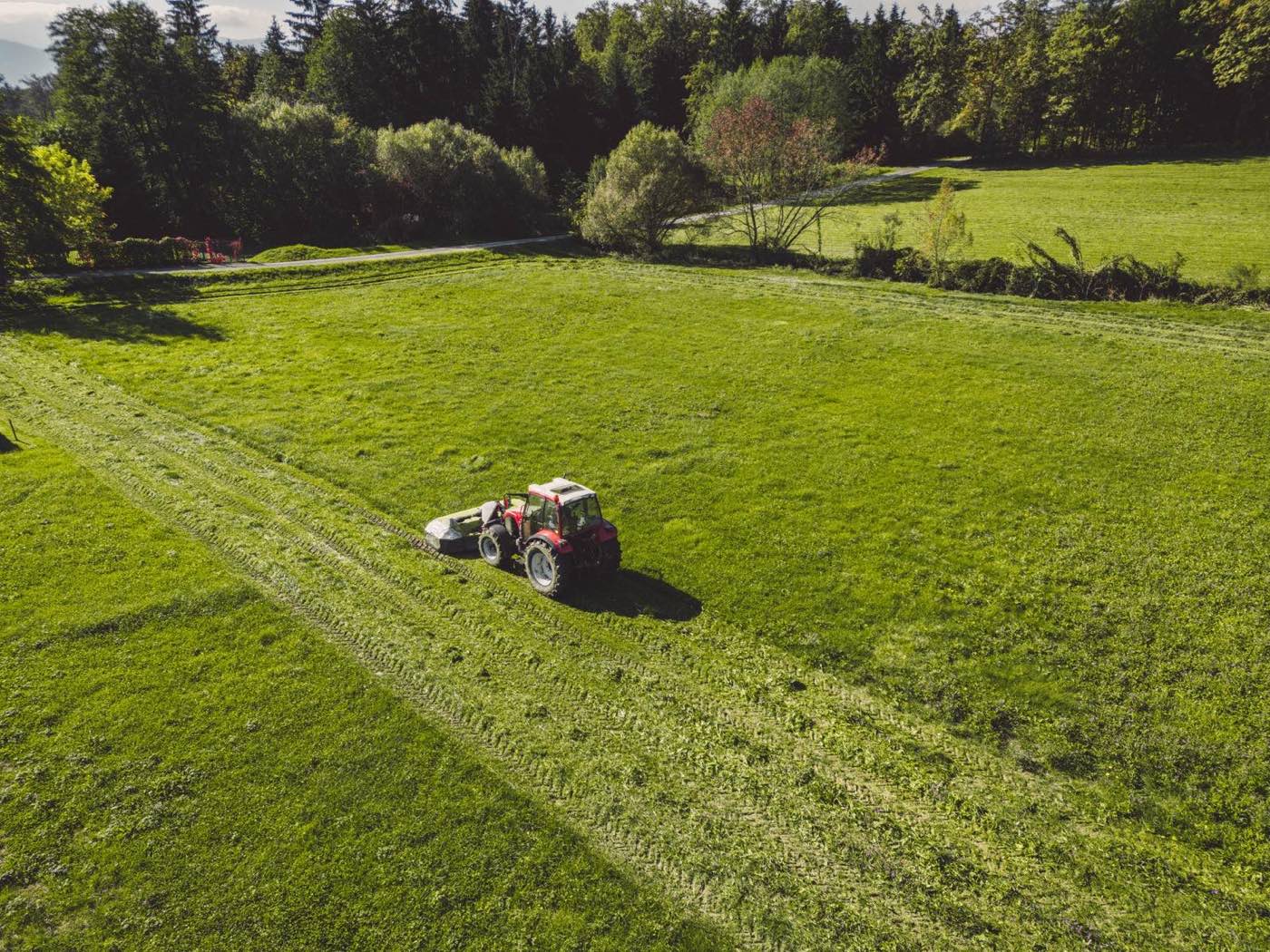 Letecký pohled na traktor sekoucí louku